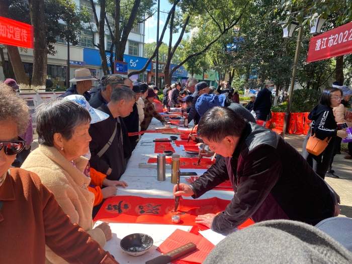 2022年1月18日-20日澄江市文化和旅游局主辦2022年“迎新春 送祝?!泵赓M書寫春聯(lián)活動2.jpg 2022年1月18日-20日澄江市文化和旅游局主辦2022年“迎新春 送祝?!泵赓M書寫春聯(lián)活動2.jpg