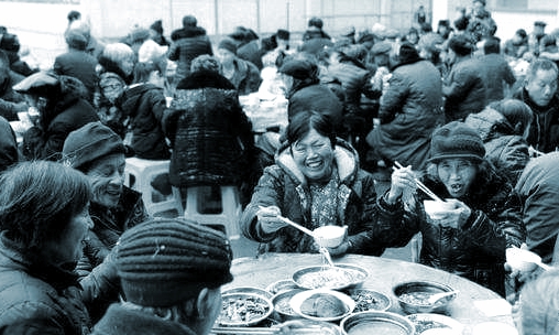 父老鄉(xiāng)親歡聚吃年飯 父老鄉(xiāng)親歡聚吃年飯
