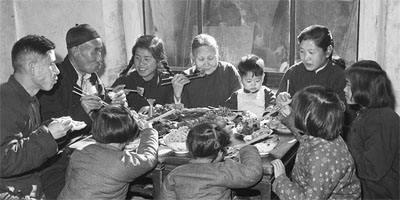 全家相聚團(tuán)圓飯 全家相聚團(tuán)圓飯