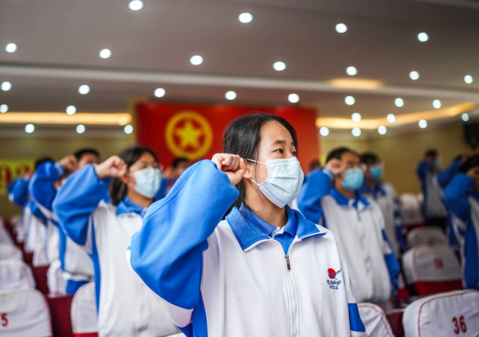 2022年4月28日，貴陽(yáng)市烏當(dāng)中學(xué)新團(tuán)員進(jìn)行入團(tuán)宣誓。