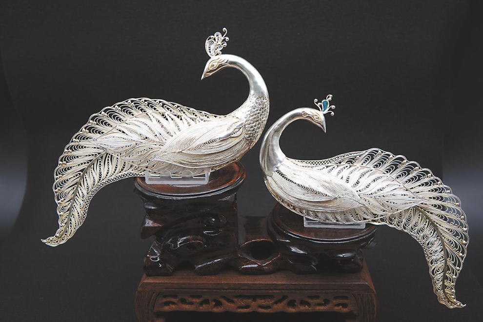 這件名為《南客化葉》的作品，將孔雀與茶葉的形態(tài)進(jìn)行交匯融合，寓意古樸濃郁、神奇多彩。