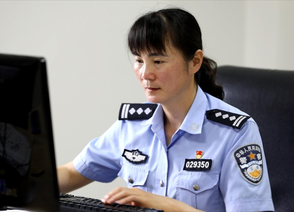 工作一絲不茍。本報(bào)記者 沈陽 攝 工作一絲不茍。本報(bào)記者 沈陽 攝.jpg
