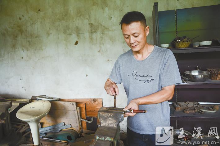 納航章對刀具進行精加工處理。