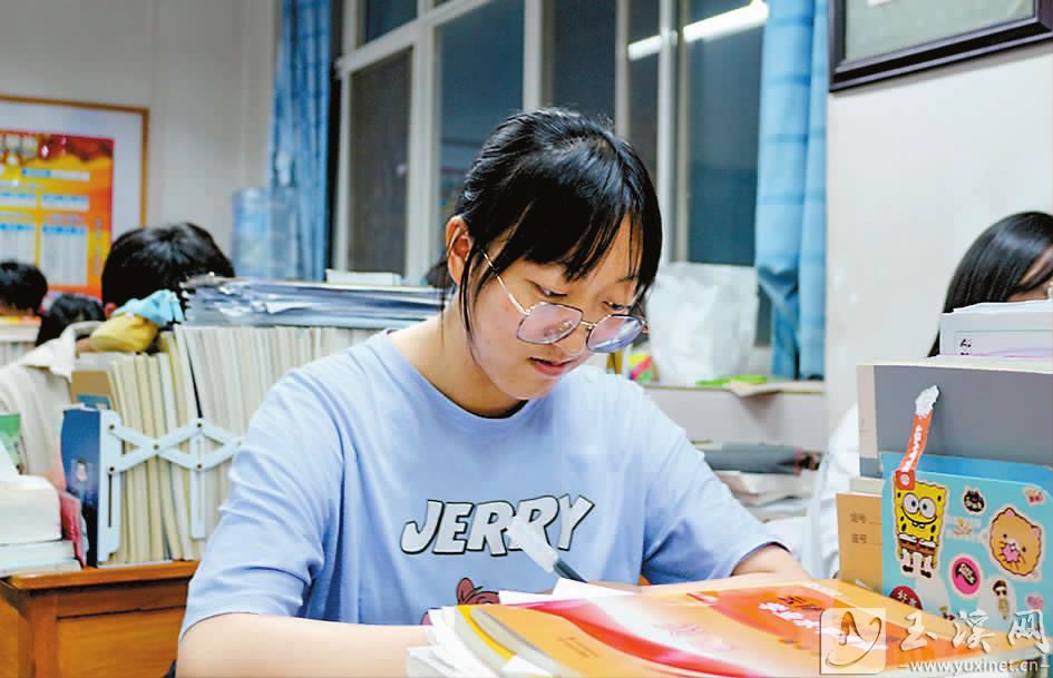 王蕾涵在晚自習上認真學習。