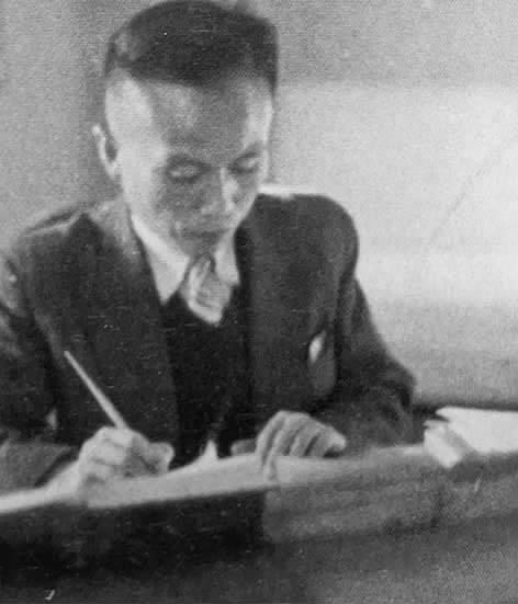 20世紀(jì)50年代，鄭易里在家中工作。 （劉本學(xué)供圖）
