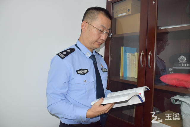 從警23年來，楊斌以實際行動守護好國家和人民的錢袋子。.jpg