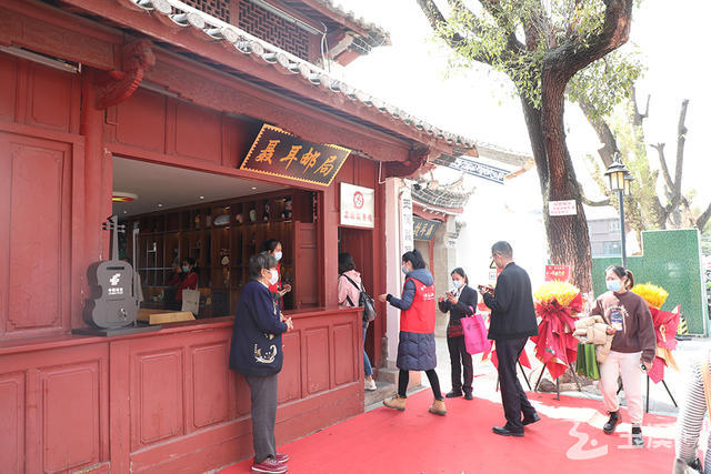 市民、游客參觀“聶耳郵局”1.jpg