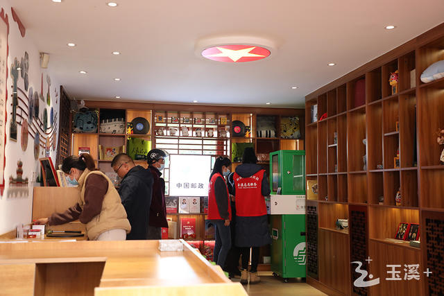 市民、游客參觀“聶耳郵局”.jpg