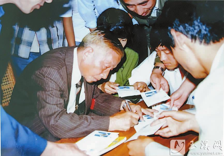 1987年7月17日，聶耳的三哥聶敘倫在聶耳公園落成時(shí)為集郵愛好者在紀(jì)念封上簽名。