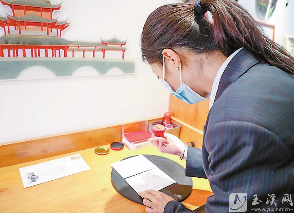 在“聶耳郵局”蓋紀(jì)念戳。記者 李丹 攝
