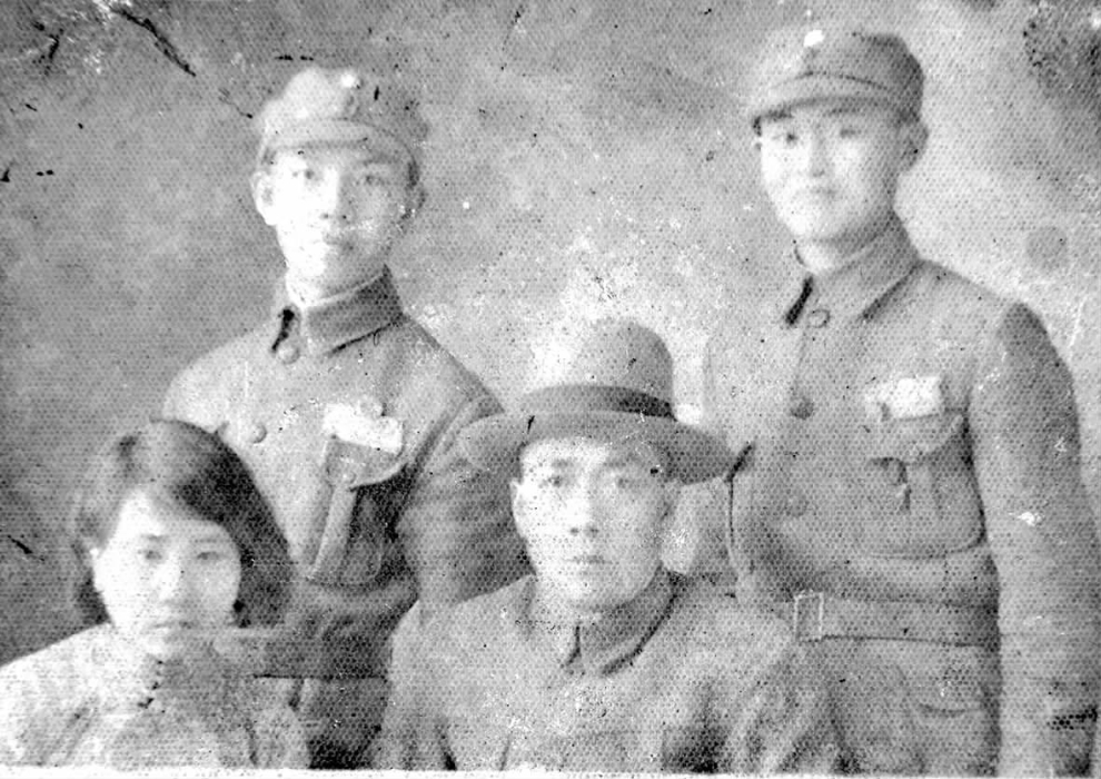 尉遲毓鳴（前排右一）與夫人楊德琴及勤務(wù)兵合影。