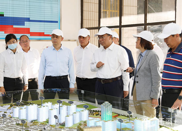 2022年11月24日,王力一行調研化念新區(qū)和柚木廣場規(guī)劃建設情況。 2022年11月24日,王力一行調研化念新區(qū)和柚木廣場規(guī)劃建設情況。.jpg