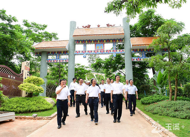 2022年6月,市委市政府重點(diǎn)項(xiàng)目現(xiàn)場觀摩會(huì)走進(jìn)元江縣鄉(xiāng)村振興一線。曾永洪攝 2022年6月,市委市政府重點(diǎn)項(xiàng)目現(xiàn)場觀摩會(huì)走進(jìn)元江縣鄉(xiāng)村振興一線。曾永洪攝.jpg