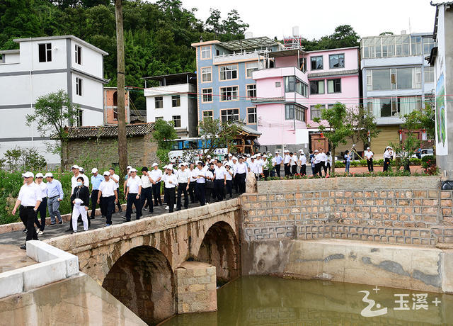2022年7月,市委市政府重點(diǎn)項(xiàng)目現(xiàn)場觀摩活動(dòng)走進(jìn)華寧縣寧州街道沙果村。曾永洪攝 2022年7月,市委市政府重點(diǎn)項(xiàng)目現(xiàn)場觀摩活動(dòng)走進(jìn)華寧縣寧州街道沙果村。曾永洪攝.jpg