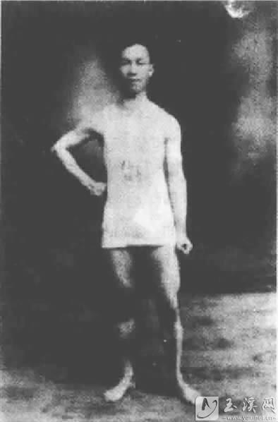 1928年12月15日，馬克昌在昆明參加運動會1500米田徑賽獲獎后留影。(資料圖)