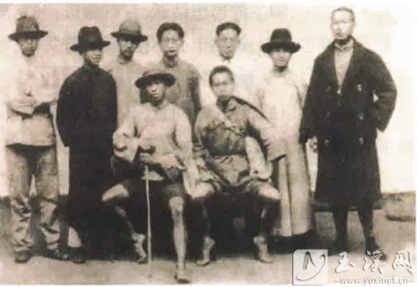 馬克昌（前排左一）與友人合影。（資料圖）