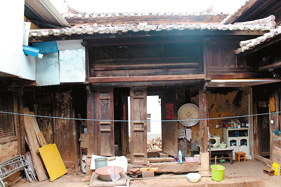 王元翰故居內(nèi)保留著古舊的屏門。記者 馬蘭 攝