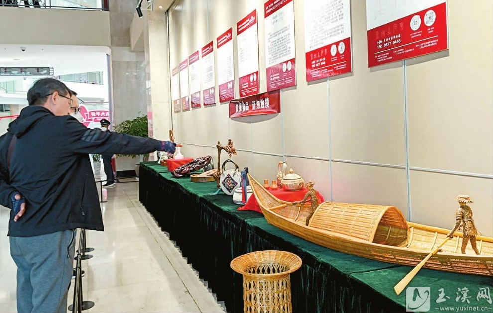 市民參觀手作藝術(shù)展。