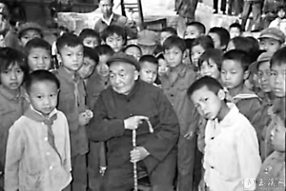 1983年，劉惠之回到易門縣城關(guān)小學(xué)看望師生。（杞云峰供圖）