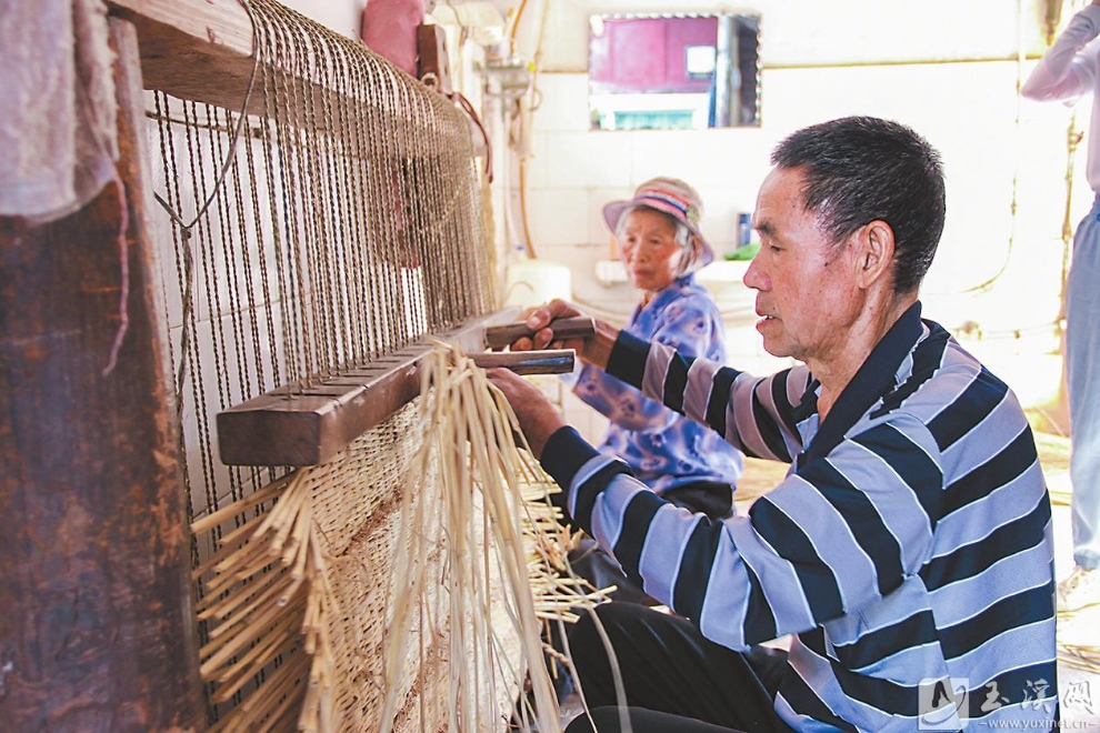 不斷重復送草、打草的動作，草席慢慢成形。