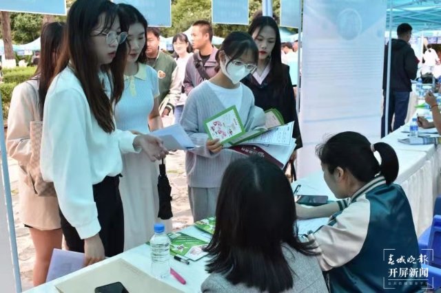 提供就業(yè)崗位3320個！專場招聘會走進校園
