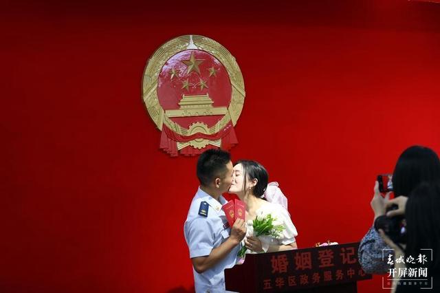520昆明結(jié)婚（春城晚報-開屏新聞記者 張勇、楊質(zhì)高、羅宗偉）