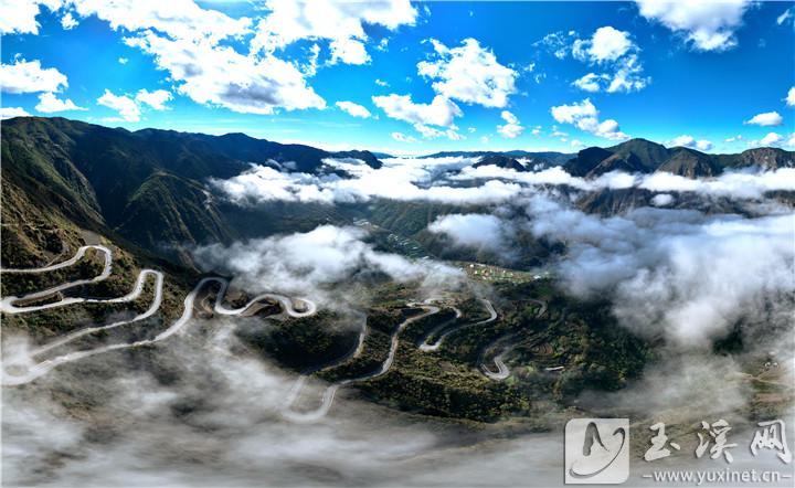 云里霧里盤山路。 劉斌 攝