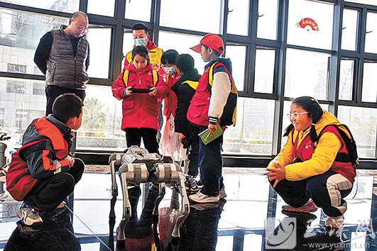 體驗(yàn)操控智能機(jī)器狗。