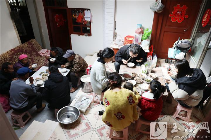 忙碌一早上，菜肴備齊，大家圍坐一起開始吃殺豬飯。