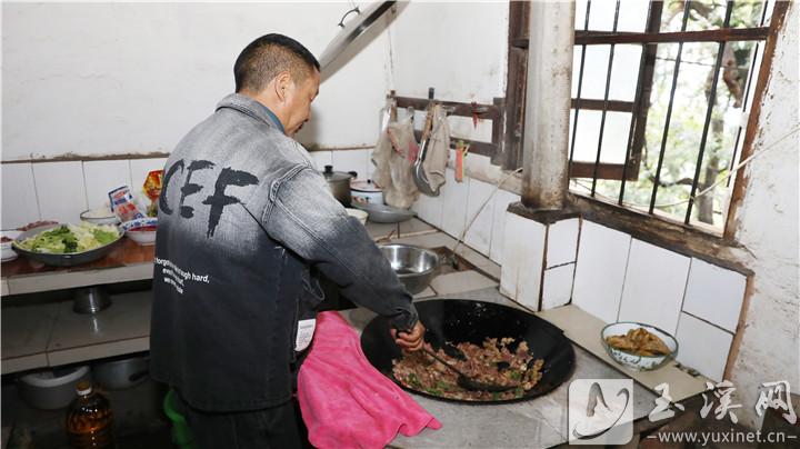 灶房里，掌勺師傅正在翻炒小炒肉。