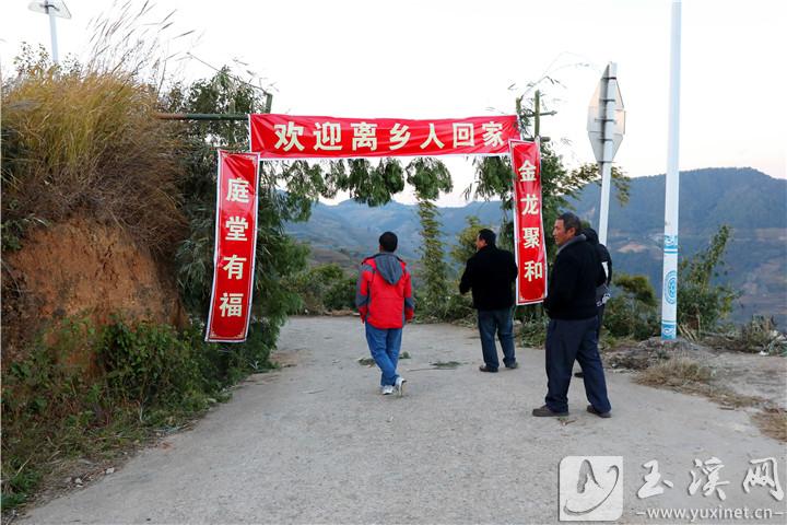 村口，組織者還特意制作了對聯(lián)。