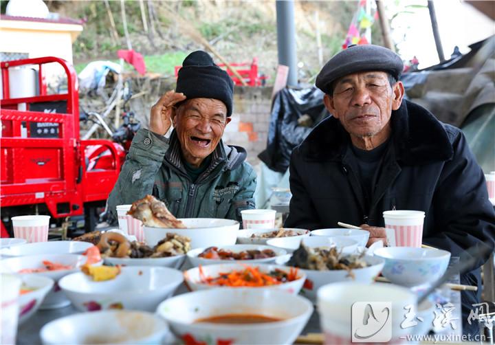 參加晚宴的老人們。