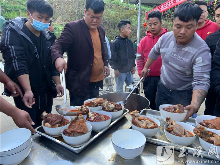 村里的小伙子們忙碌一天，美味佳肴陸續(xù)出鍋。