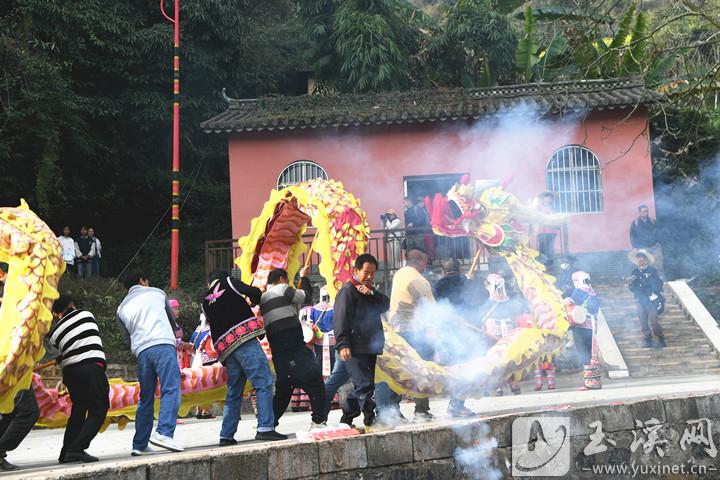 塔甸鎮(zhèn)九龍村，迎請(qǐng)“花鼓娘娘”。