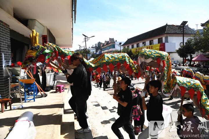 舞龍隊(duì)巡街拜年。