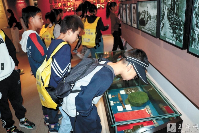 認真觀看實物展品。