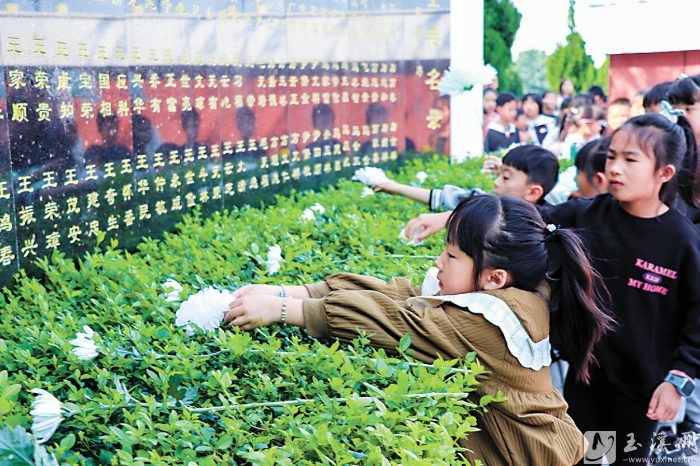 向英烈敬獻小白花。