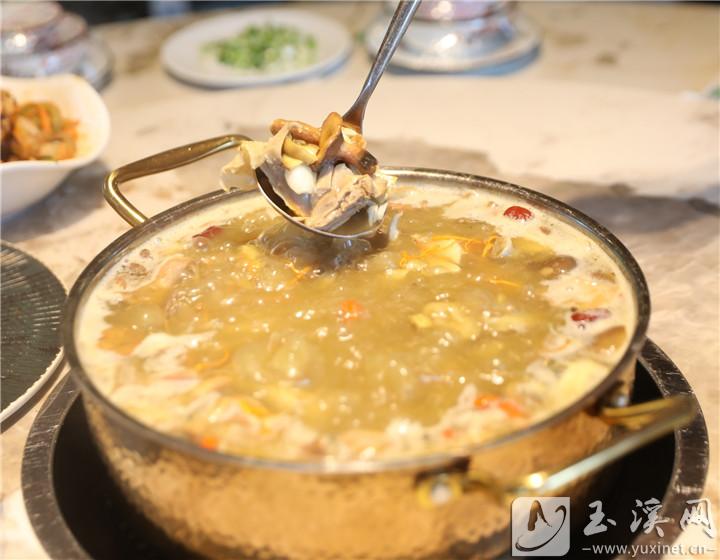 鮮雞湯野生菌火鍋。