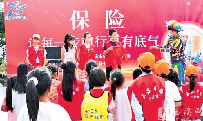 小記者們參與互動(dòng)。