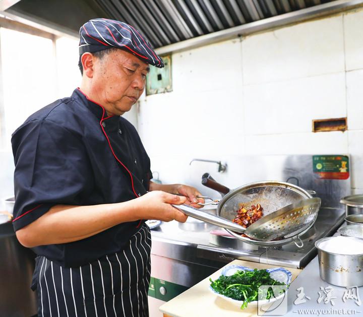 憑借多年的烹飪技藝，楊芬為食客們烹制出一道道美味。