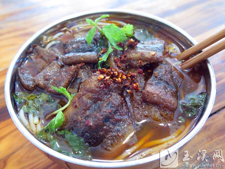 鮮香的鱔魚、清香的薄荷與香菜、細(xì)滑的米線、酥軟又不油膩的豬皮……一碗鱔魚米線，讓人食之難忘。