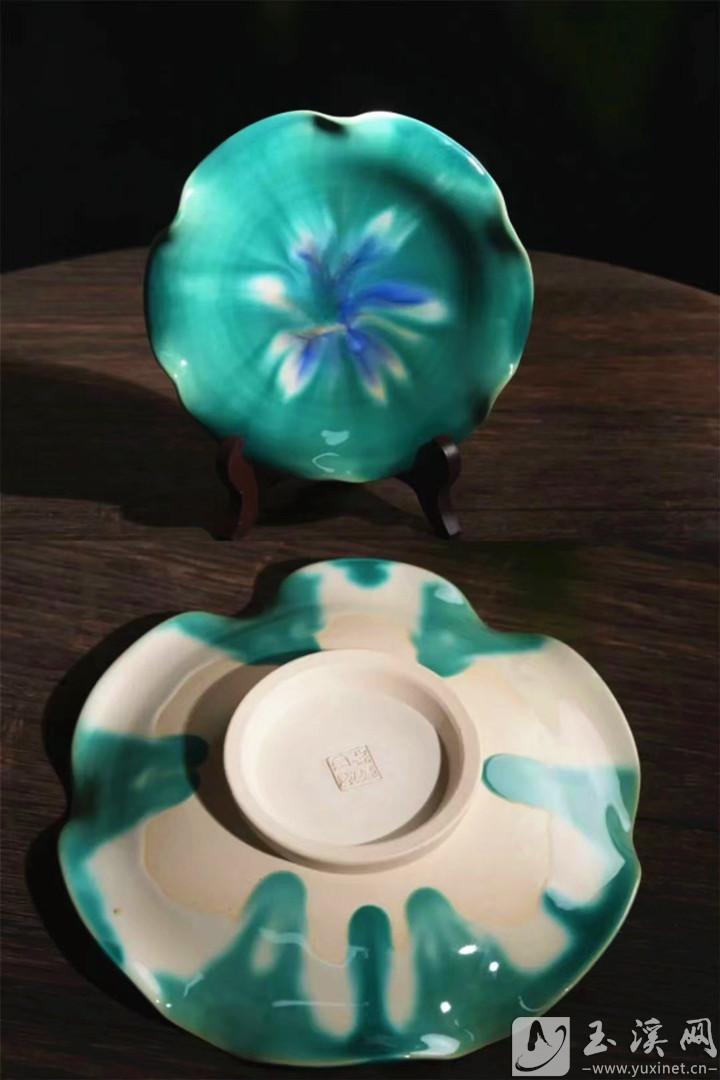 三彩荷葉盤。