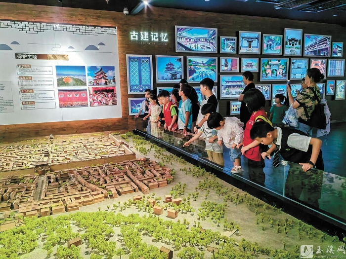 參觀市規(guī)劃館。
