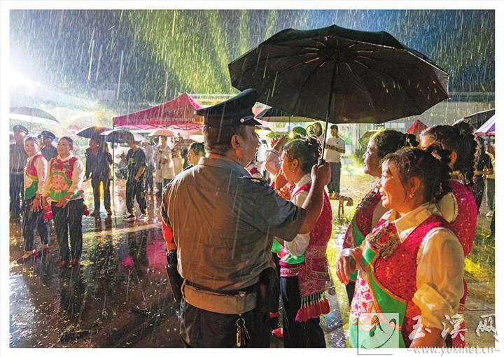 雨夜執(zhí)勤。 師元 攝