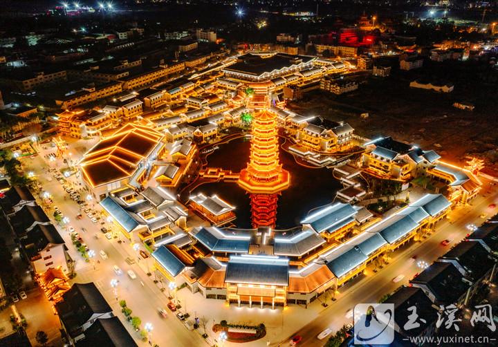 幸福小鎮(zhèn)夜色。 張春明 攝