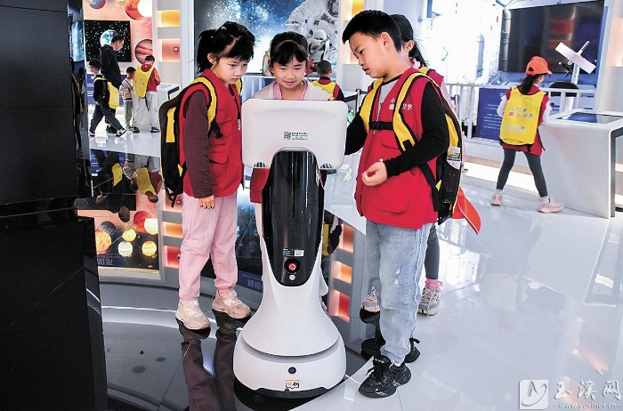 與智能機器人互動。