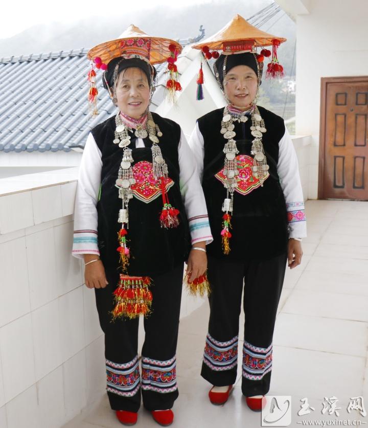 頭戴小葉蓮帽，內(nèi)穿白色長(zhǎng)袖衫，外著黑色對(duì)襟小褂的彝族婦女。