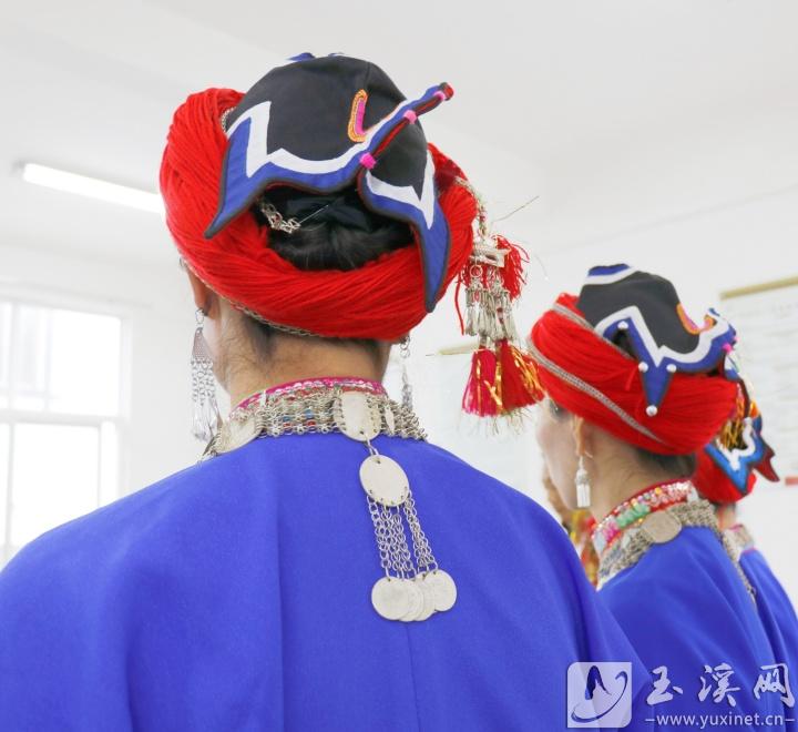 喜鵲帽尾部狀如喜鵲翹尾。