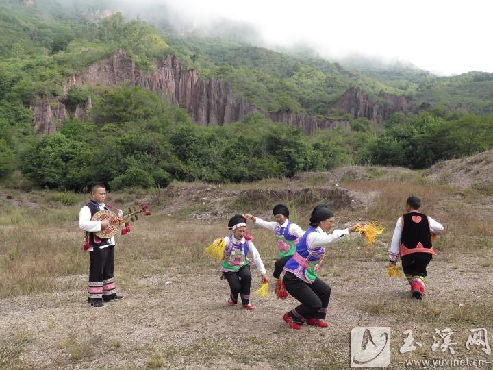 高大煙盒舞。