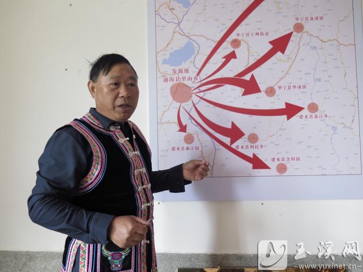 李忠義講解五山腔如何從里山鄉(xiāng)的大黑沖向周邊流傳。